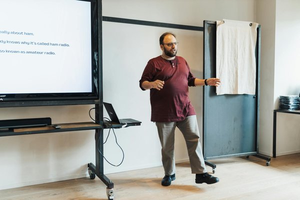 How Can a Leicester-Based Fitness Center Use Mobile Apps to Track Member Progress?